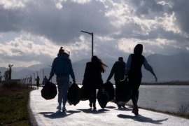 Gönüllüler Mavişehir'de plastik topladı...