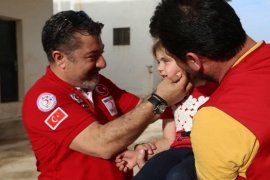 Karadeniz, İdlib'de erzak dağıttı...