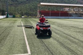 Karşıyaka’nın sahaları elden geçiriliyor