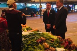 Kaymakam Demir, organik pazarı gezdi