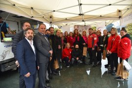 Yağmura aldırmadan kadınlar gününü kutladılar