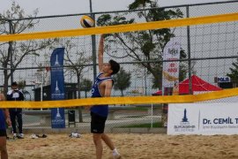 Liseli voleybolcular Bostanlı'da nefes nefese...