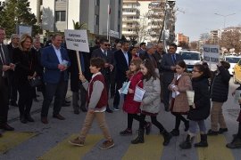 Karşıyaka’da yaya öncelikli trafik uygulaması ilgi gördü