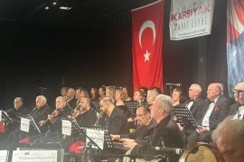 Karşıyaka Sanat Derneği’nde salon doldu, ayakta adım atacak yer kalmadı…