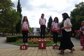 Kucağında kızıyla koştu, şampiyon oldu…