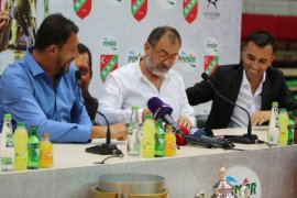 Ufuk Sarıca Pınar Karşıyaka ile imzaladı