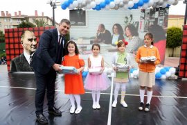 Başkan Tugay makamını çocuklarla paylaştı