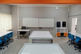 Depremde kaybettiği eşi ve oğlu anısına anlamlı sınıflar yaptırdı