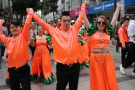 Engelsiz Şenlik kortejinde Karşıyakalılar kolkola girdi...