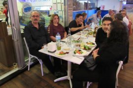 Karşıyaka Sanat Derneği TSM Korosuna Çiğ Köfteli moral gecesi…