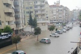 Karşıyaka'yı sel vurdu!