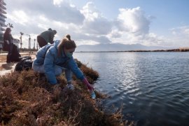 Gönüllüler Mavişehir'de plastik topladı...