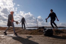 Gönüllüler Mavişehir'de plastik topladı...