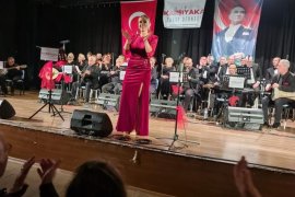 Karşıyaka Sanat Derneği’nde salon doldu, ayakta adım atacak yer kalmadı…