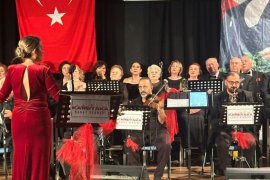 Karşıyaka Sanat Derneği’nde salon doldu, ayakta adım atacak yer kalmadı…