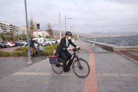 Tunç Soyer Karşıyaka'ya bisikletle geldi