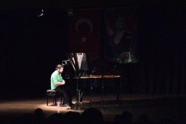Ahmet Piriştina Kültür Merkezi'nin tarihinde ilk piyano resitali