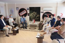 Sürekli, Türk Kızılay Karşıyaka Şubesi'ni ziyaret etti