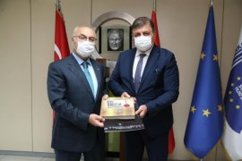 İzmir Valisi Karşıyaka Belediyesi'ni ziyaret etti