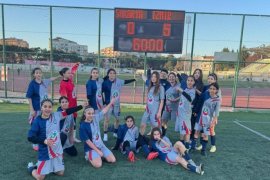 Karşıyaka Cemil Akyüz Ortaokulu farklı galibiyetle başladı...