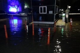 Karşıyaka'da deniz taştı, araçlar su altında kaldı