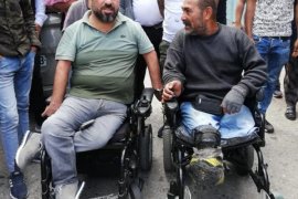 Söz verdiği akülü sandalyeyi hediye etti