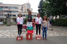 Kucağında kızıyla koştu, şampiyon oldu…