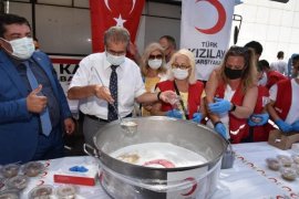 Türk Kızılay Karşıyaka Şubesi, Çarşı'da aşure dağıttı, kan topladı