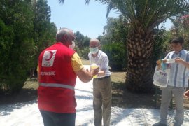 Kızılay Karşıyaka, Cuma namazı öncesi maske, el dezenfektanı ve kolonya dağıttı