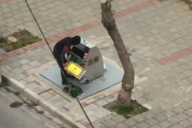 Çöpten adam çıktı…