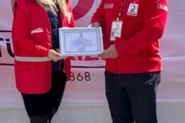 Türk Kızılay Karşıyaka'ya buz patenci kadın kolu başkanı...