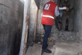 Tek başına yaşayan yaşlılara yemekler Türk Kızılay'dan