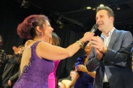 Çiftçioğlu sahneye çıktı, şarkı söyledi, oyun oynadı…