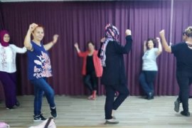 Çocuklarını bekleyen veliler zeybek öğreniyor…