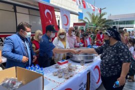 Türk Kızılay Karşıyaka Şubesi, Çarşı'da aşure dağıttı, kan topladı