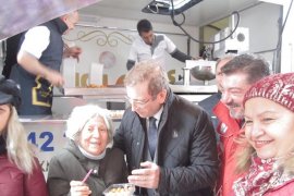 Karşıyaka'da Türk Kızılay şehit Sekin anısına lokma döktürdü