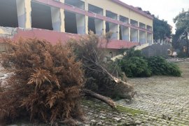 Karşıyaka Lisesi yıkılıyor