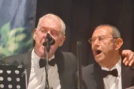 Karşıyaka Sanat Derneği’nde salon doldu, ayakta adım atacak yer kalmadı…