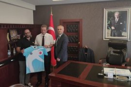 Karşıyaka Kaymakamı Çalışır, hemsball oynadı