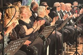 Karşıyaka Sanat Derneği’nde salon doldu, ayakta adım atacak yer kalmadı…