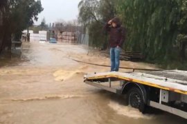 Karşıyaka'yı sel vurdu!