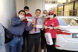 Türk Kızılay Karşıyaka'dan ücretsiz maske...