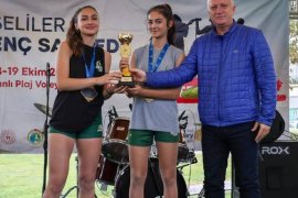 Liseli voleybolcular Bostanlı'da nefes nefese...