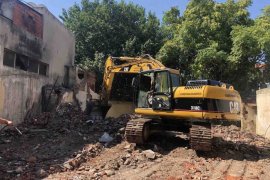Karşıyaka’da metruk bina mücadelesi