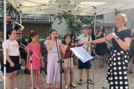 Karşıyaka Çocuk Korosu ilk konserini verdi