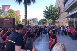 Karşıyaka Belediyesi işçilerinden maaş eylemi