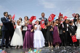 Başkan Tugay makamını çocuklarla paylaştı