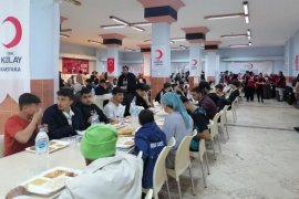 Türk Kızılay Karşıyaka Şubesi iftar programına büyük ilgi