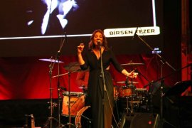 Bostanlı Suat Taşer Tiyatrosu’nda yıldızlar geçidi