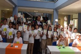 Geleceğin Yazarları İlk Kitabını Müdür Yentür’e İmzaladı